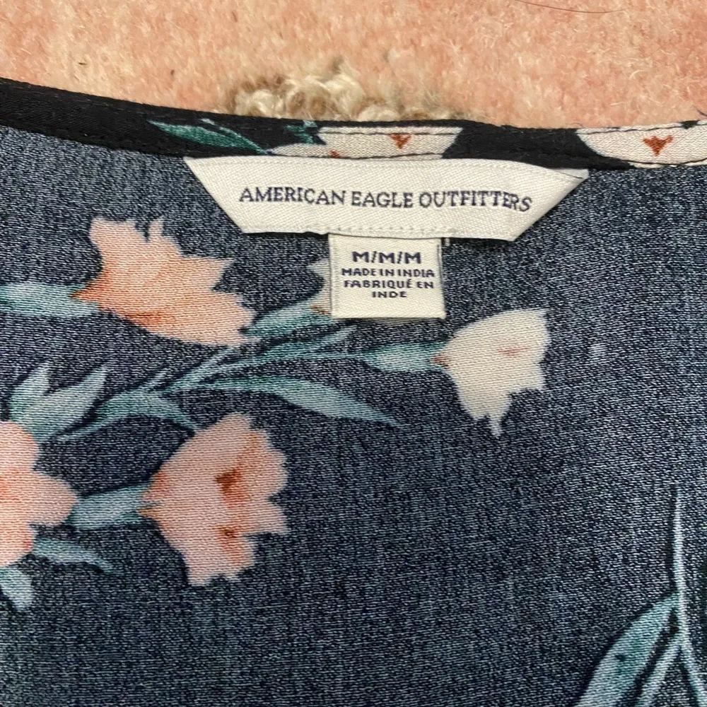 Super cute long sleeve crop top with front tie - Picture 2 of 3